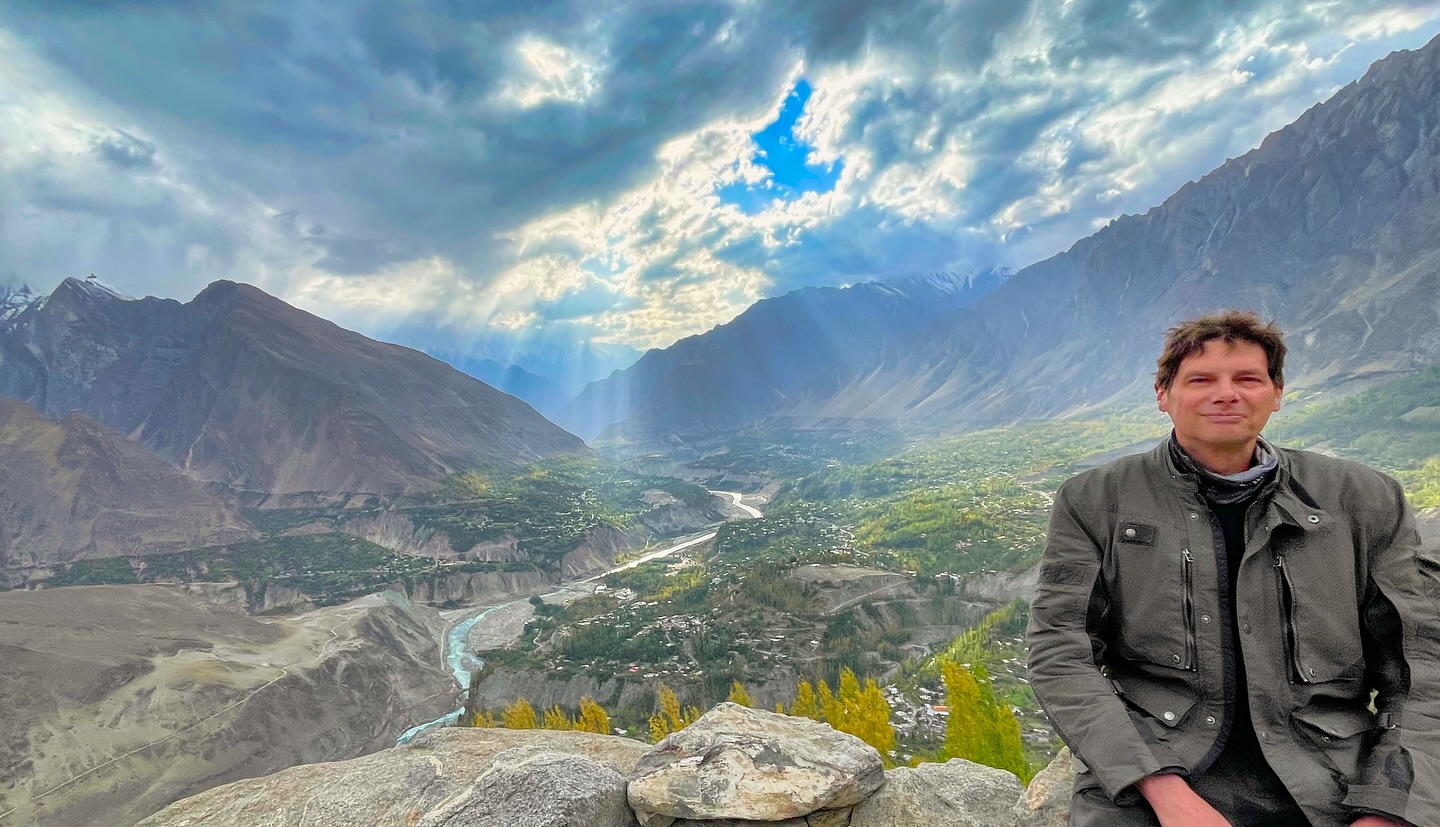 Better than mountains can be only mountains - Russian proverb. Time for me to ride more mountains. #karakoramhighway #himalayas #eaglesnestlookout #pakistan #betterthanmountainscanbeonlymountains #motorcycleadventure #motorcycletrip #motorcycletravel #motorcycletouring #motorcycletraveler #motorcycletour @karakorambikers @ali_rawail